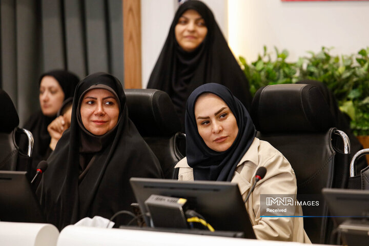 دیدار  شهردار و رئیس کمیسیون خانواده شورای شهر اصفهان با کارکنان بانوی شهرداری