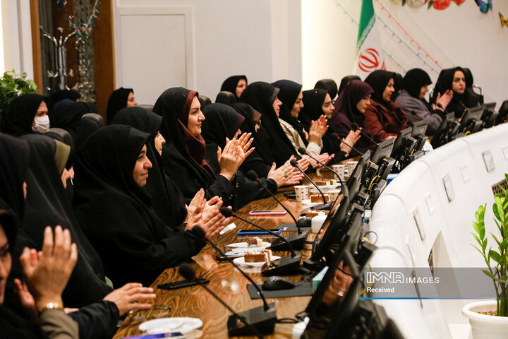 دیدار  شهردار و رئیس کمیسیون خانواده شورای شهر اصفهان با کارکنان بانوی شهرداری