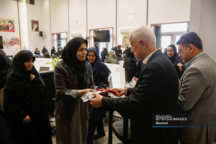 دیدار  شهردار و رئیس کمیسیون خانواده شورای شهر اصفهان با کارکنان بانوی شهرداری