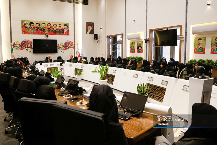 دیدار  شهردار و رئیس کمیسیون خانواده شورای شهر اصفهان با کارکنان بانوی شهرداری