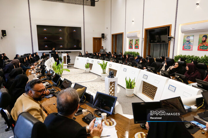 دیدار  شهردار و رئیس کمیسیون خانواده شورای شهر اصفهان با کارکنان بانوی شهرداری