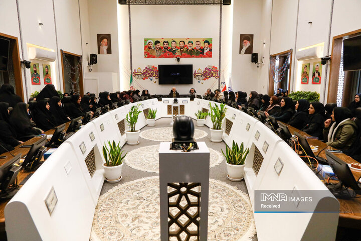 دیدار  شهردار و رئیس کمیسیون خانواده شورای شهر اصفهان با کارکنان بانوی شهرداری