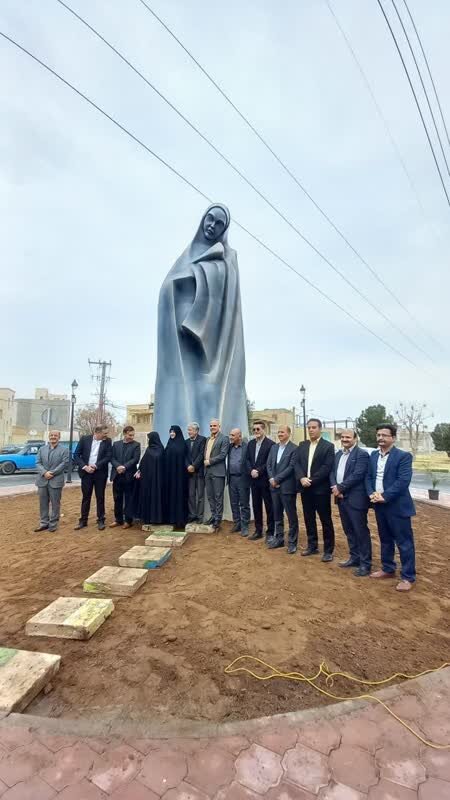 نصب و رونمایی از المان «مادر» در شهر کاشان