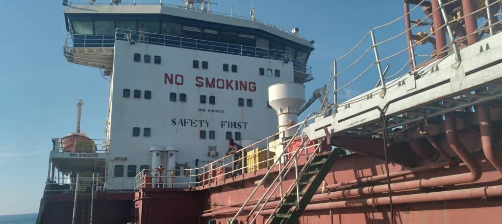 توقیف نفتکش خارجی در دریای عمان | بازداشت ۱۸ متهم + عکس