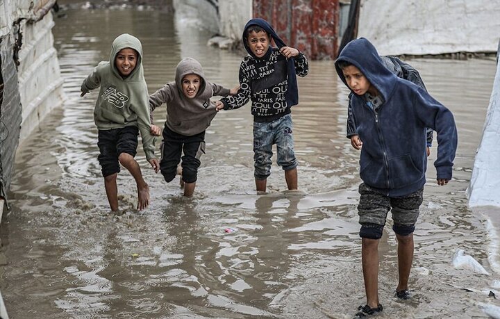 طوفان و سیلاب در غزه، چادر آوارگان را به برکه گل‌ولای تبدیل کرده است