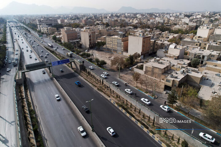 رفع گره ترافیکی با تعریض کندروی بزرگراه شهید خرازی در محدوده منطقه ۲ اصفهان