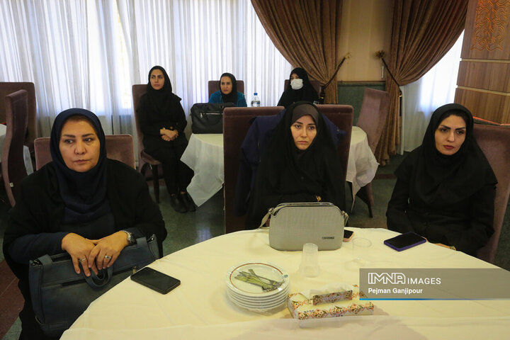 نشست تخصصی جهاد تبیین ویژه خواهران بسیجی شهرداری اصفهان