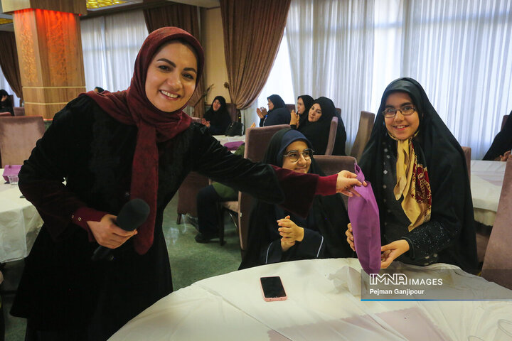 نشست تخصصی جهاد تبیین ویژه خواهران بسیجی شهرداری اصفهان