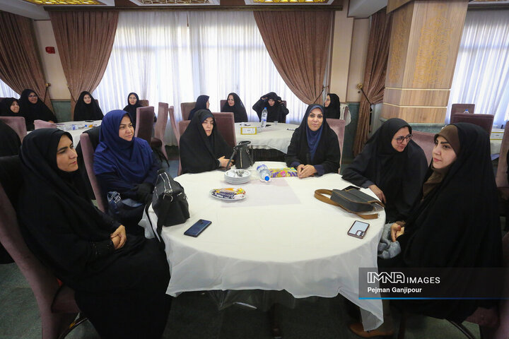 نشست تخصصی جهاد تبیین ویژه خواهران بسیجی شهرداری اصفهان
