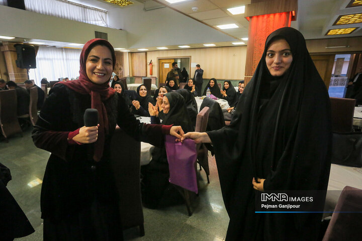 نشست تخصصی جهاد تبیین ویژه خواهران بسیجی شهرداری اصفهان