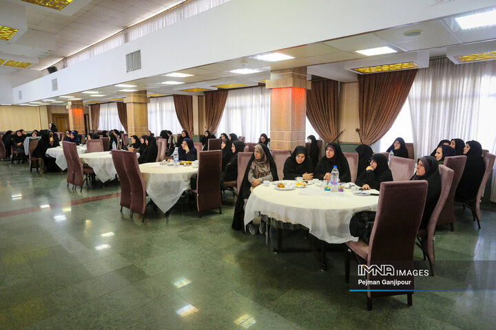 نشست تخصصی جهاد تبیین ویژه خواهران بسیجی شهرداری اصفهان