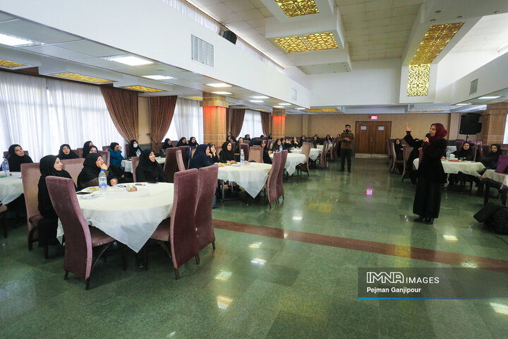نشست تخصصی جهاد تبیین ویژه خواهران بسیجی شهرداری اصفهان