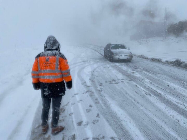 وضعیت تردد در جاده‌های چهارمحال و بختیاری / بارش برف در ۵ گردنه مهم استان