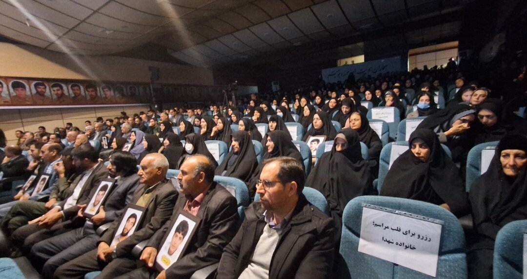 خانوادههای معظم شهدا سرمایههای معنوی کشور هستند