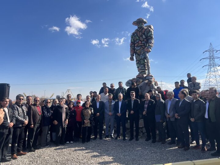 نصب و رونمایی از تندیس «کوهنورد» در بلوار کوهنورد کاشان