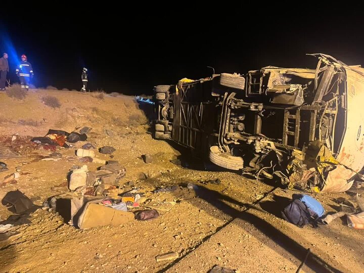 ۱۳ فوتی و ۹ مصدوم در پی واژگونی اتوبوس مسافربری در اصفهان