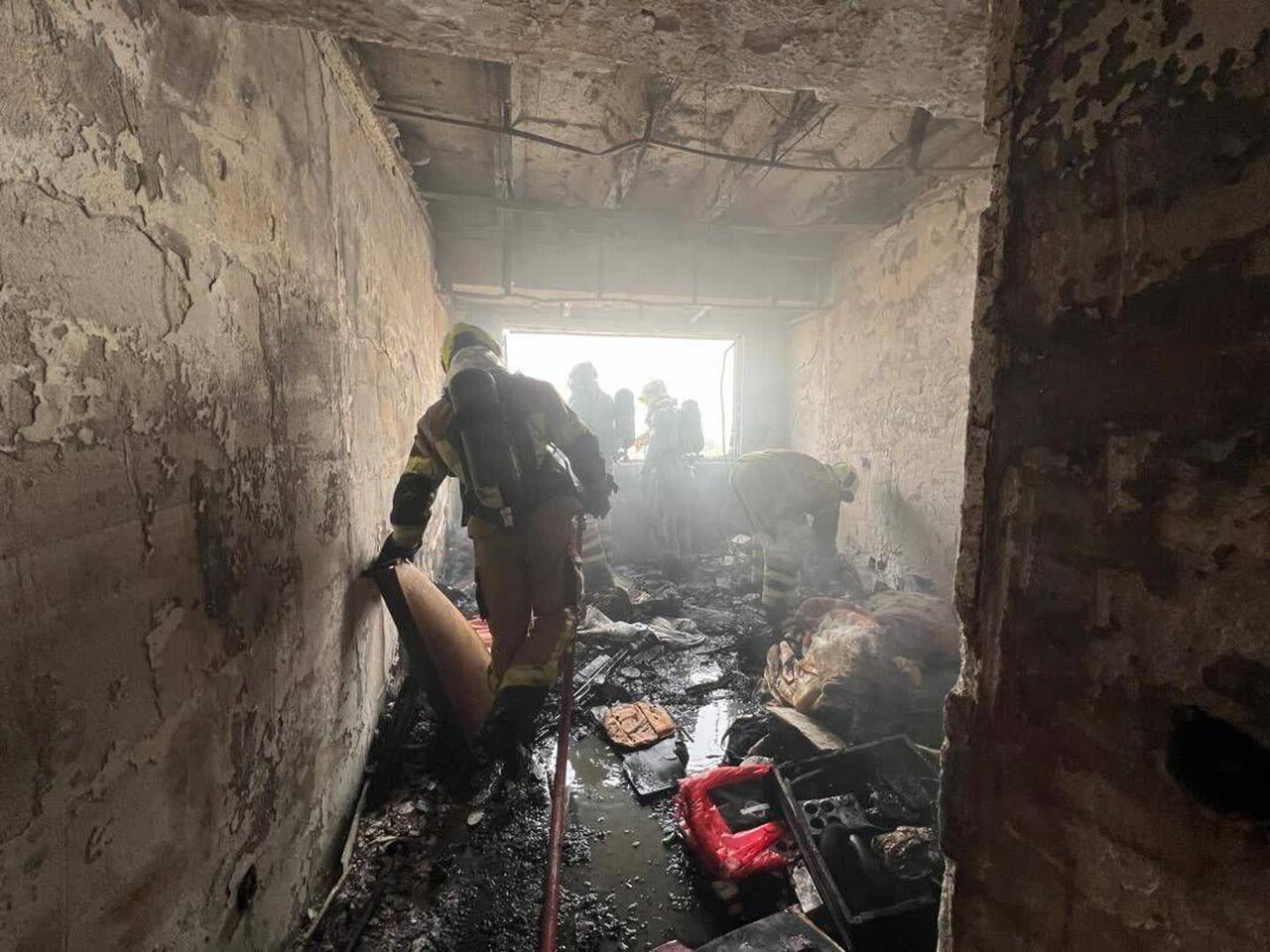 آتشسوزی در برج مسکونی در پایتخت/ نجات ۱۰ نفر از ساکنان با کمک آتشنشانان