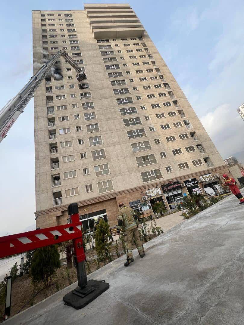 آتشسوزی در برج مسکونی در پایتخت/ نجات ۱۰ نفر از ساکنان با کمک آتشنشانان