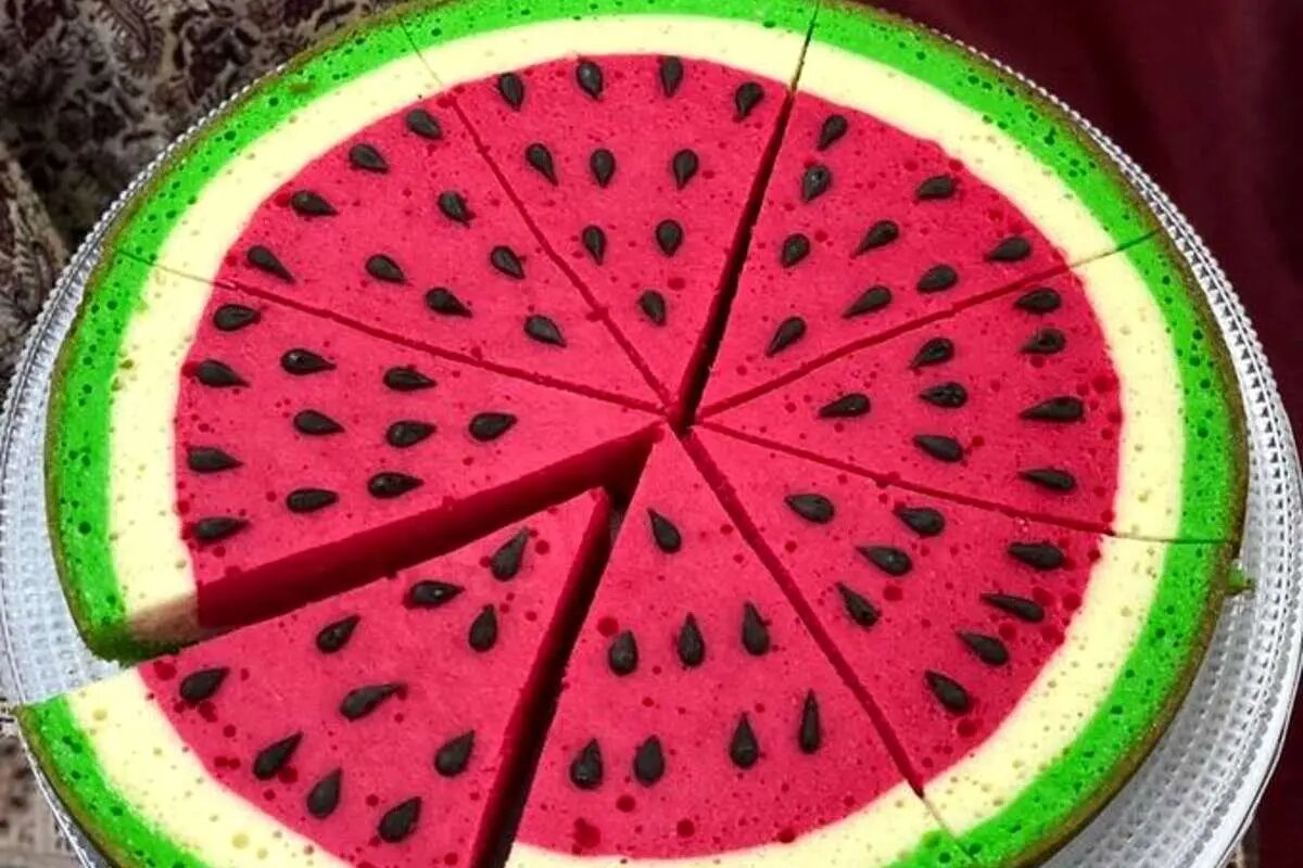 طرز تهیه کیک هندوانه‌ شب یلدا بدون فر در قابلمه یا تابه + آسان‌ترین دستور