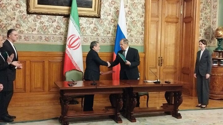 امضای سند همکاری وزارتخانههای خارجه ایران و روسیه توسط عراقچی و لاوروف