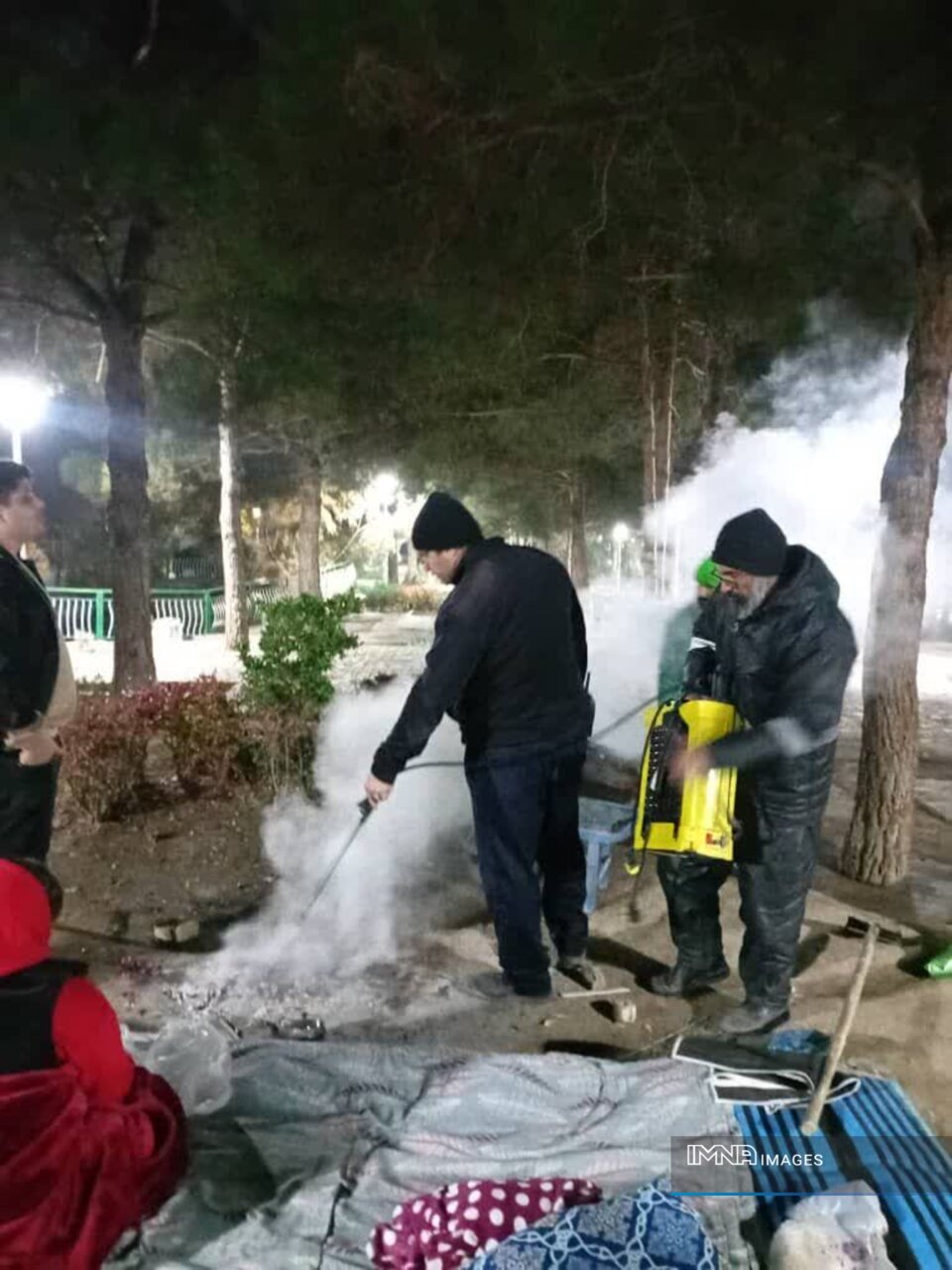 تیم‌های آتش‌نشانی و کوهنوردی برای ایمنی شهروندان در کوه صفه مستقر شدند