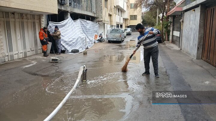 رفع سریع آب‌گرفتگی معابر منطقه ۶ اصفهان با بسیج نیروهای خدمات شهری