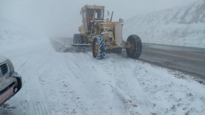 آخرین وضعیت تردد در محورهای خراسان رضوی / بارش برف و مه گرفتگی در تعدادی از جاده‌ها