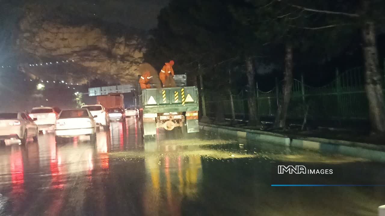 رفع سریع آبگرفتگی معابر منطقه ۶ اصفهان با بسیج نیروهای خدمات شهری