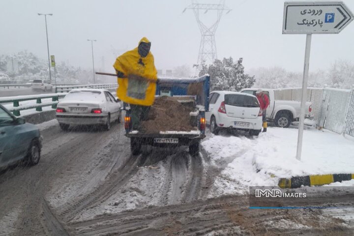 هشدار درباره لغزندگی مسیرهای کوه صفه پس از بارش برف/ فعالیت ۴۸ ساعته نیروهای خدمات شهری