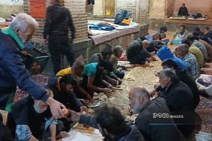 پذیرش شبانه بیش از ۸۰ کارتن‌خواب در کمپ استقلال اصفهان همزمان با بارش برف و باران