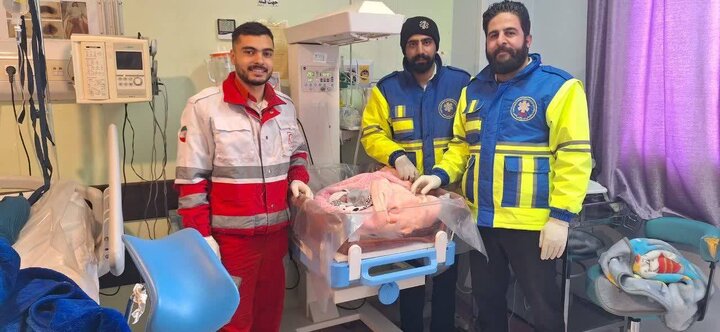 تولد در دل برف/ نجات مادر باردار در روستای دهنو توسط هلال احمر