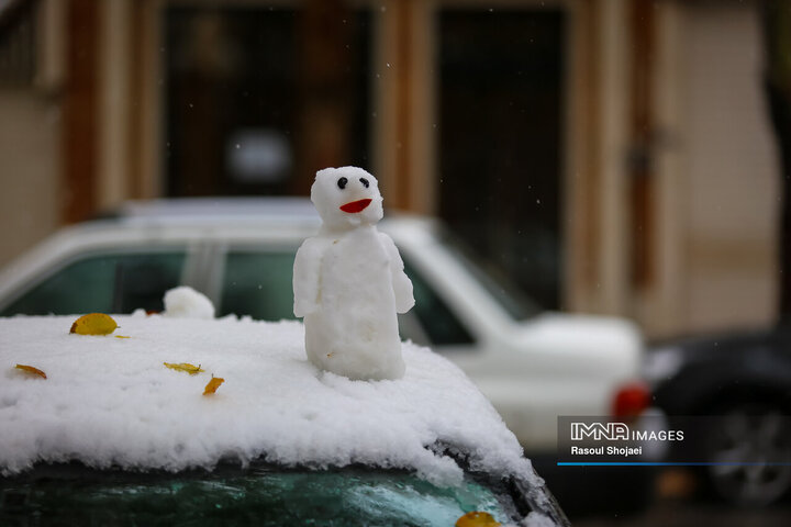 برف نوبرانه پاییزی در اصفهان