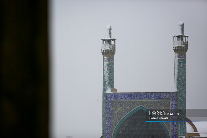 برف نوبرانه پاییزی در اصفهان