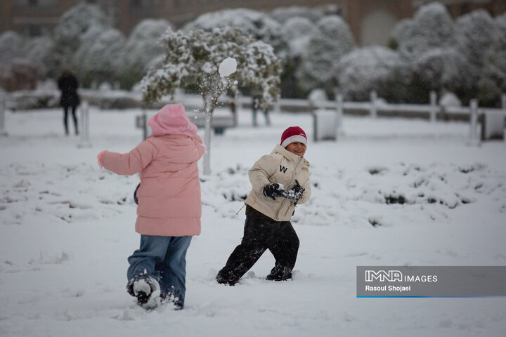 برف نوبرانه پاییزی در اصفهان