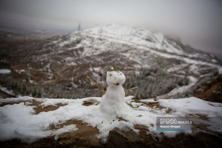 برف نوبرانه پاییزی در اصفهان