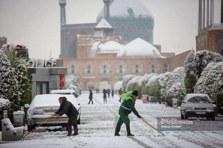 برف نوبرانه پاییزی در اصفهان
