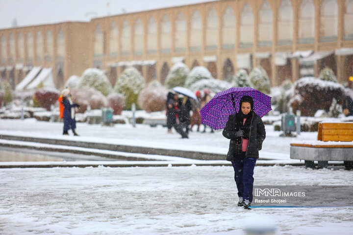 برف نوبرانه پاییزی در اصفهان