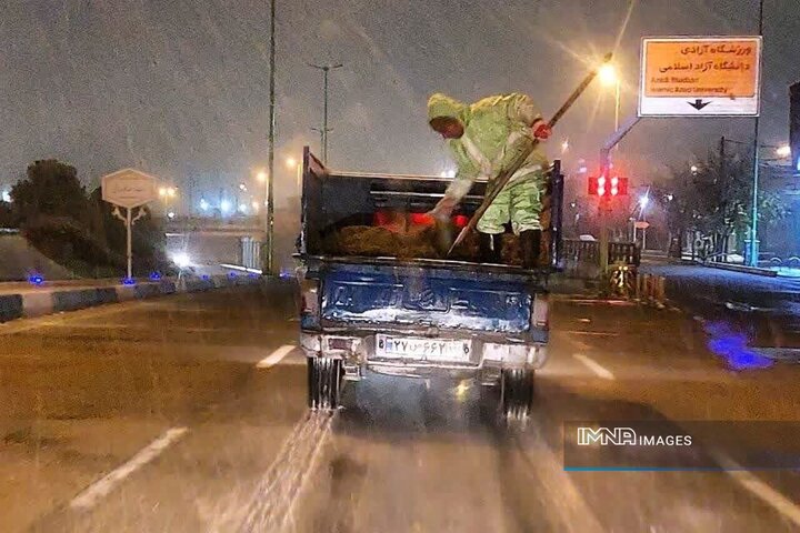 بسیج تجهیزات برای جلوگیری از آب‌گرفتگی و یخ‌زدگی در منطقه ۱۵ اصفهان