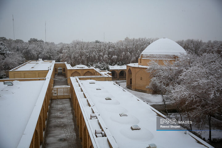برف نوبرانه پاییزی در اصفهان