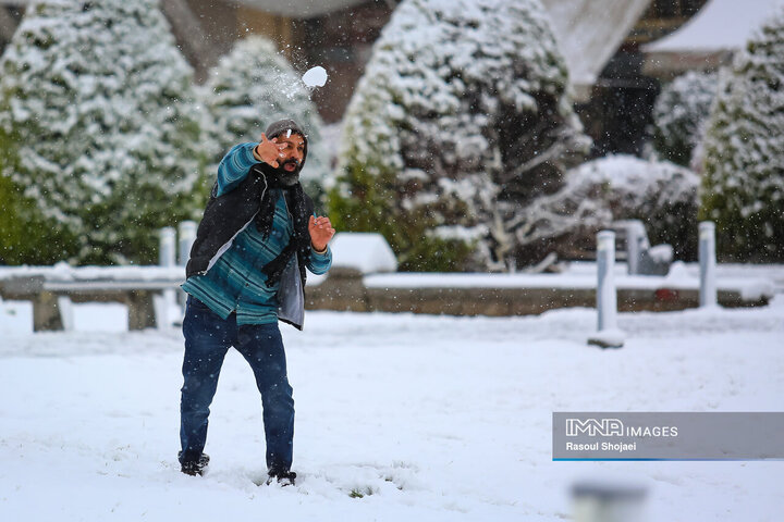 برف نوبرانه پاییزی در اصفهان