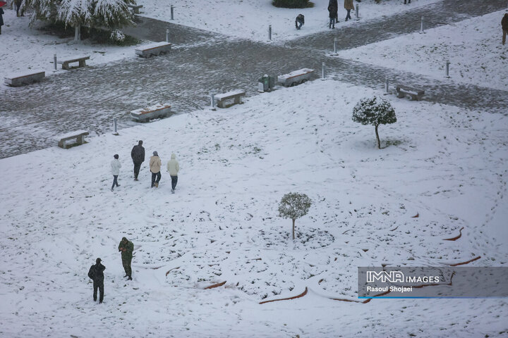 برف نوبرانه پاییزی در اصفهان