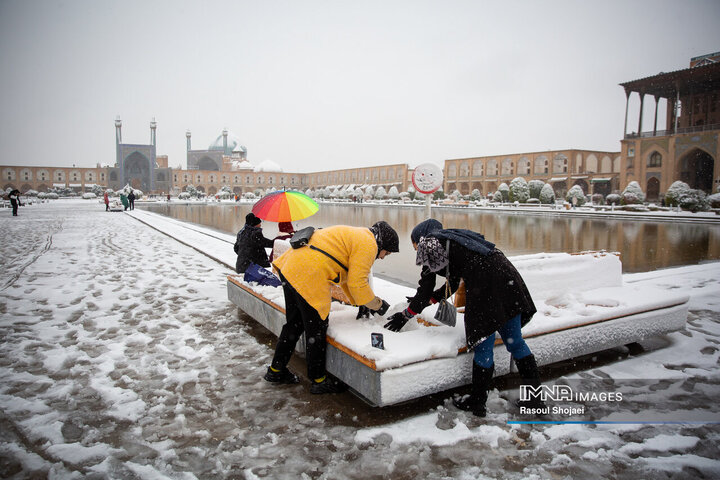 برف نوبرانه پاییزی در اصفهان