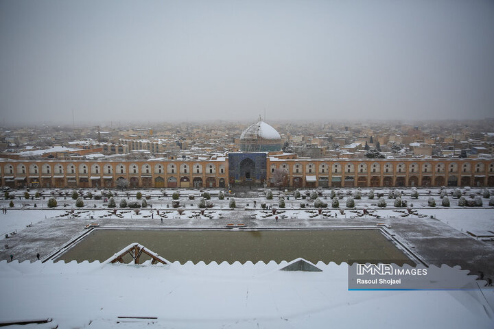 برف نوبرانه پاییزی در اصفهان