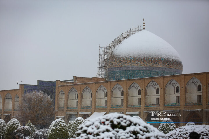 برف نوبرانه پاییزی در اصفهان