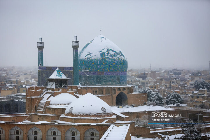 برف نوبرانه پاییزی در اصفهان