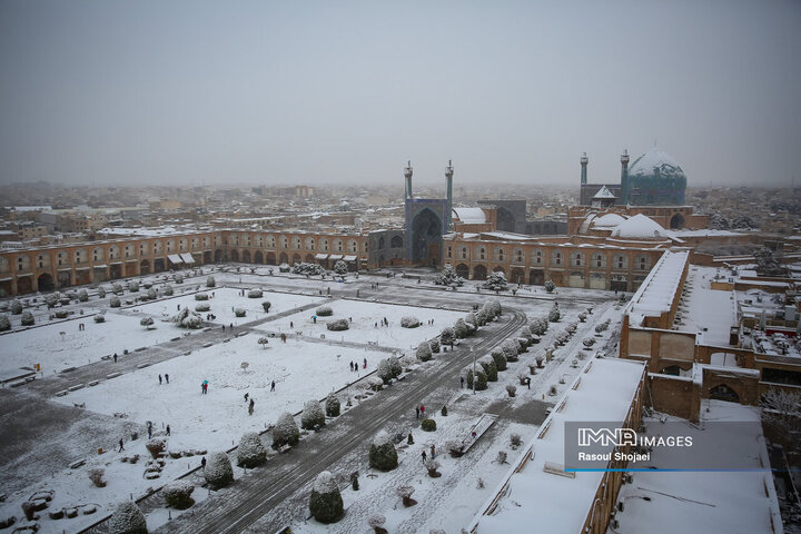 برف نوبرانه پاییزی در اصفهان