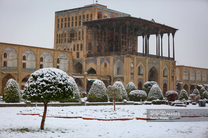 برف نوبرانه پاییزی در اصفهان