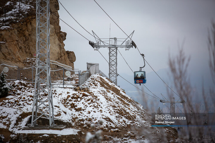 برف نوبرانه پاییزی در اصفهان