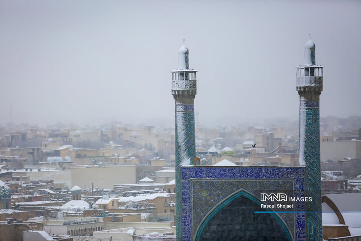 برف نوبرانه پاییزی در اصفهان