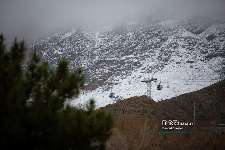 برف نوبرانه پاییزی در اصفهان